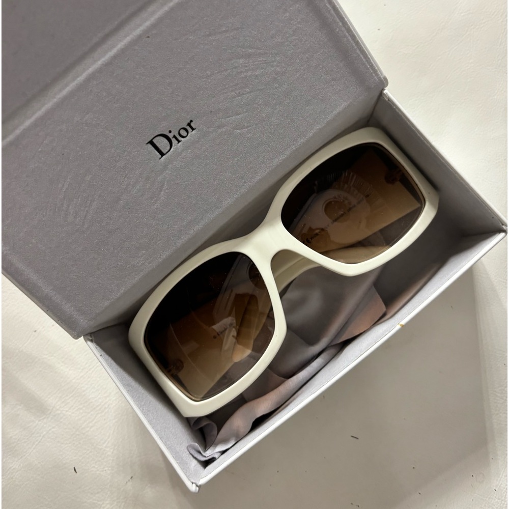 Dior beige like new. Worn once. Grayish Rhinestone